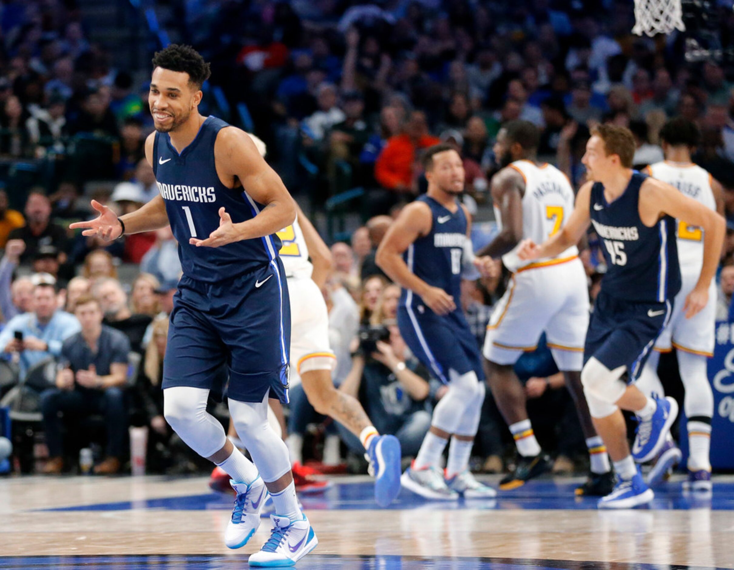 Dallas Mavericks guard Courtney Lee (1) shrugs his shoulders after hitting a three-pointer...