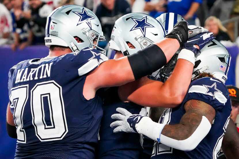 Dallas Cowboys running back Ezekiel Elliott (21) celebrates a touchdown  run with guard Zack...