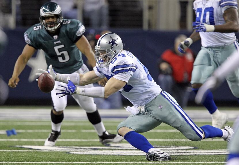 Dallas LB Bobby Carpenter (54) recovers a fumble by Philly QB Donovan McNabb in the fourth...