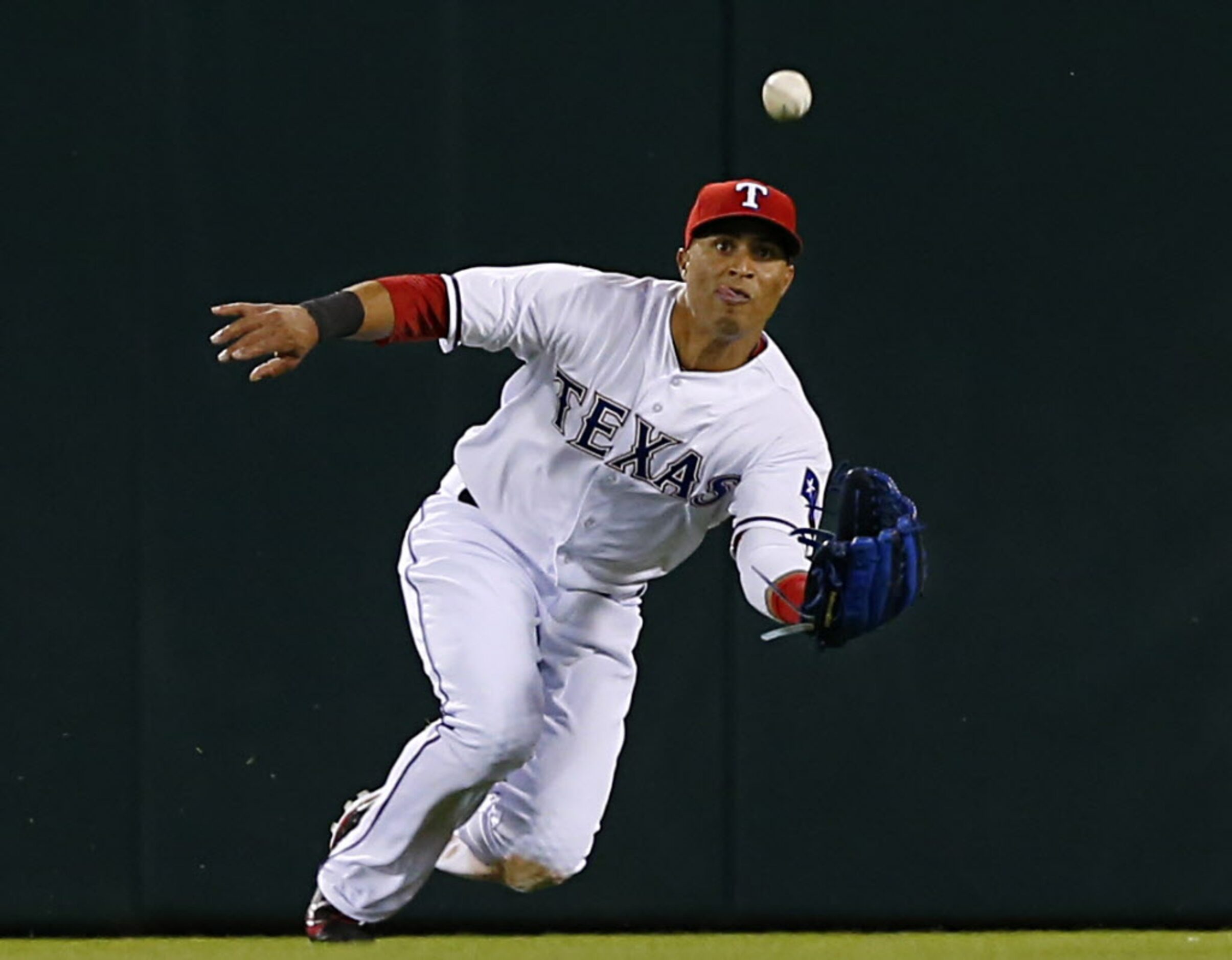 Texas Rangers center fielder Leonys Martin (2) lunges at a  fly ball by Houston Astros...