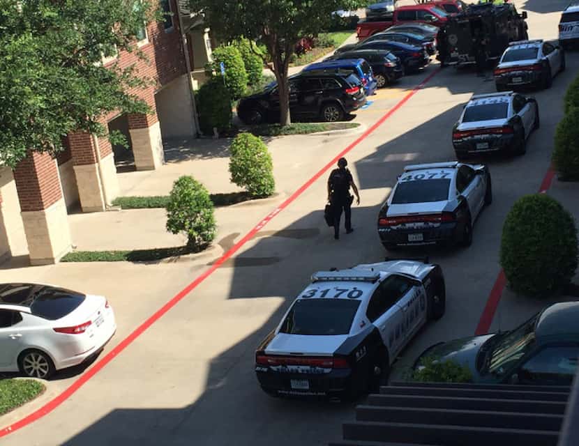 SWAT officers arrested a man who holed up at an apartment complex early Saturday in...