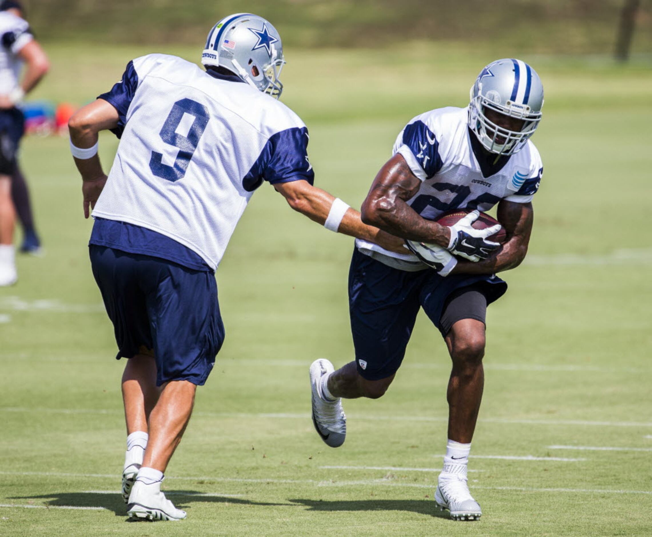 Dallas Cowboys' Darren McFadden (20) takes the hand off rom Tony Romo (9)  in the first half of an NFL football game Thursday, Nov. 26, 2015, in  Arlington, Texas. (AP Photo/Michael Ainsworth