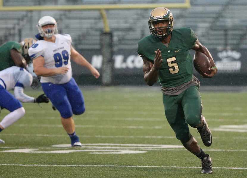 DeSoto quarterback Tristen Wallace rushes for a 54-yard touchdown in the first quarter to...