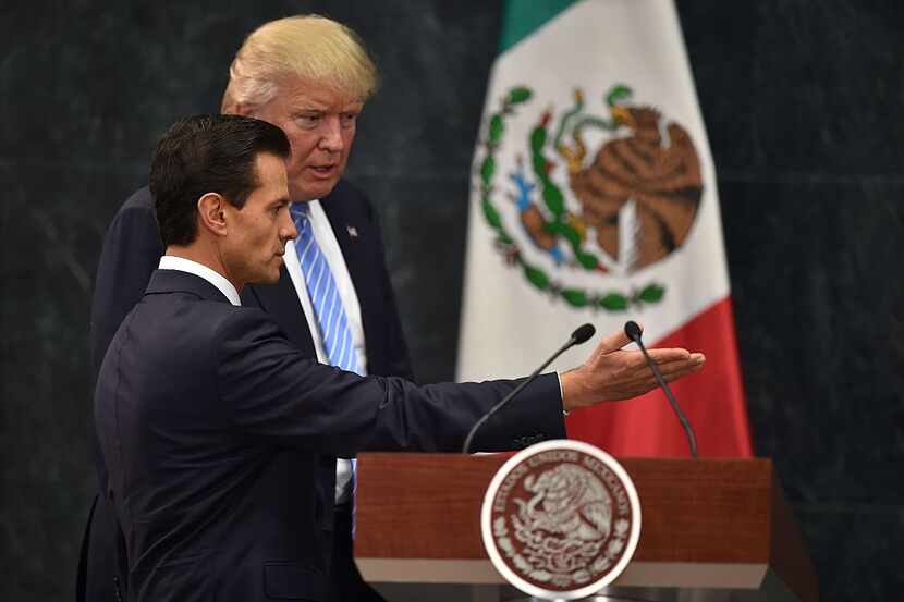 El presidente mexicano Enrique Peña Nieto recibió al candidato republicano Donald Trump, en...