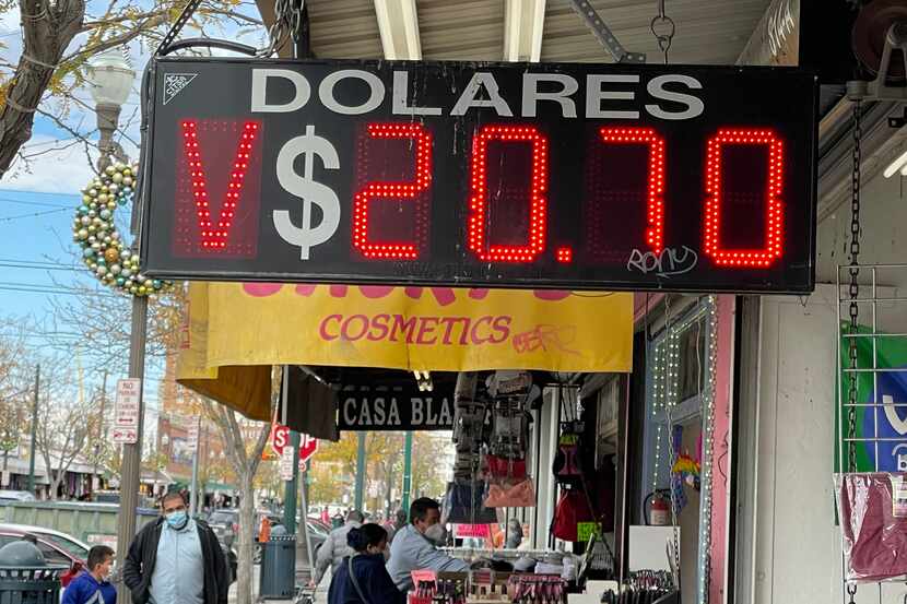 Una casa de cambio en el centro de El Paso, Texas, anuncia la tasa de intercambio del dólar...