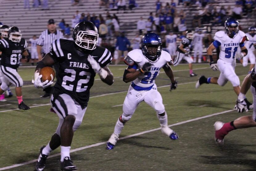 Bishop Lynch running back Rawleigh Williams III (22) runs the ball against Fort Worth Nolan...