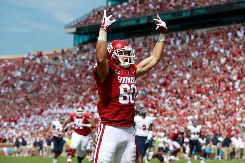 Tight end Grant Calcaterra #80 of the Oklahoma Sooners celebrates a touchdown against the...
