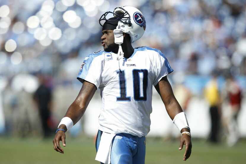 ORG XMIT: 98634865 NASHVILLE - SEPTEMBER 12: Vince Young #10 of the Tennessee Titans looks...