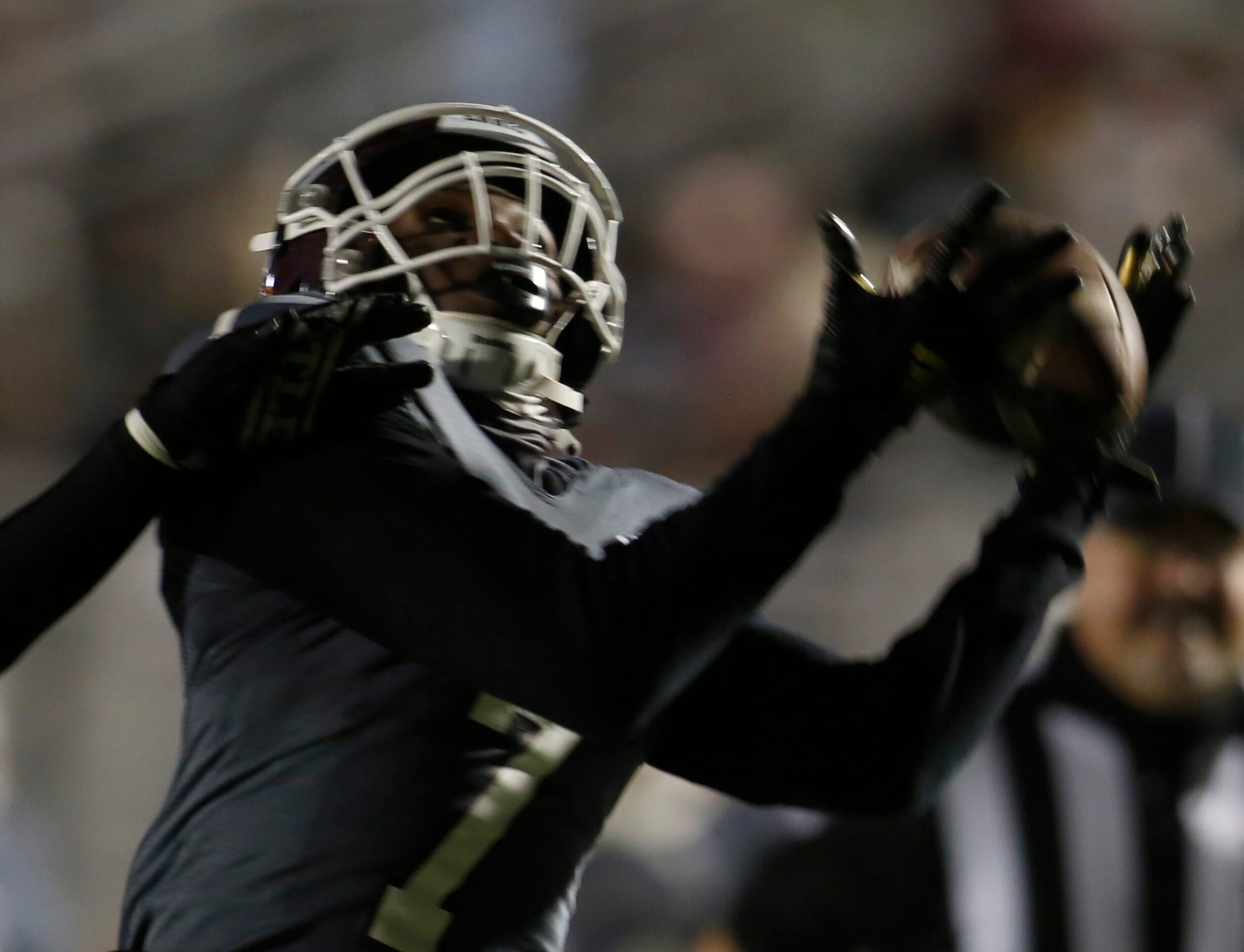 Ennis receiver Laylon Spencer (7) pulls in a 36-yard reception for a touchdown during second...