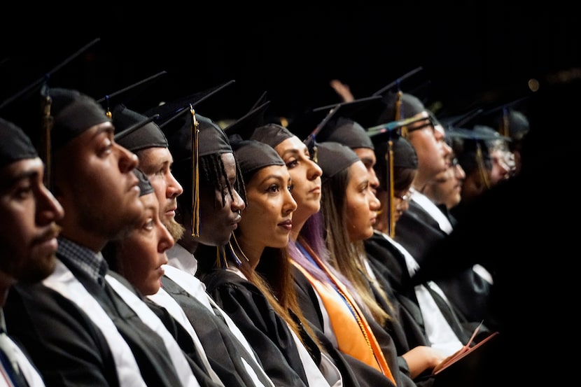 551 estudiantes de Mountain View College celebraron su graduación el jueves. El estudiantado...