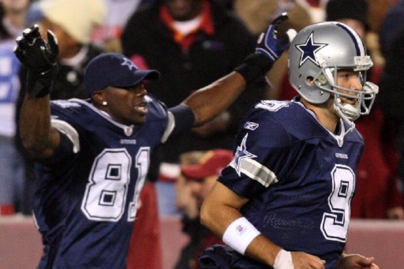 ORG XMIT: *S19533293* Dallas WR Terrell Owens (left) and QB Tony Romo take the field before...