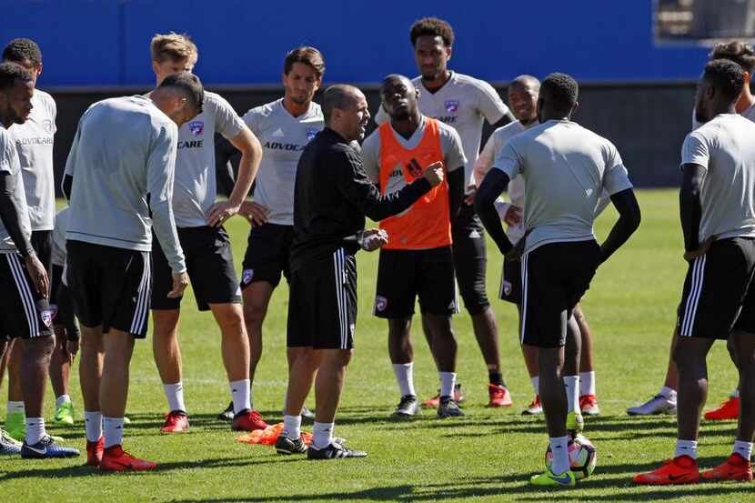 El entrenador Oscar Pareja (centro) da instrucciones a sus dirigidos durante la práctica del...