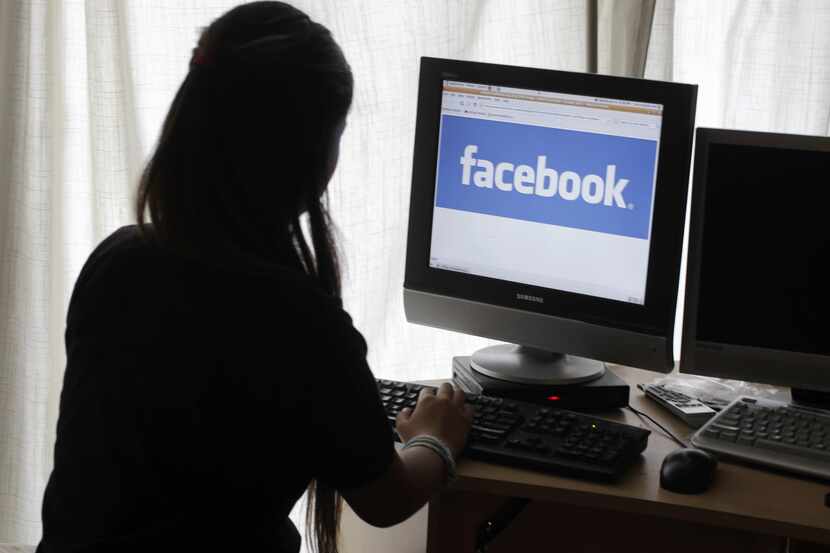 Una jovencita observa Facebook en su computadora en Palo Alto, California. (AP/PAUL SAKUMA)
