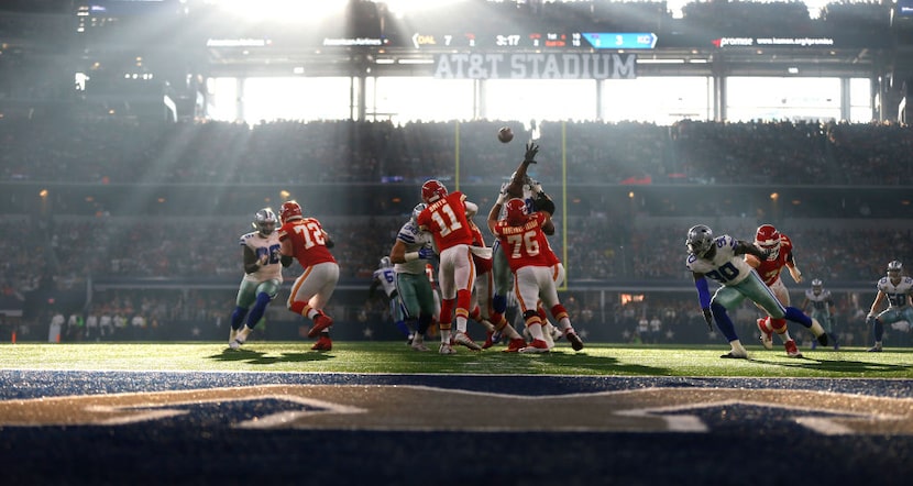 ARLINGTON, TX - NOVEMBER 5: Alex Smith #11 of the Kansas City Chiefs lthrows against the...