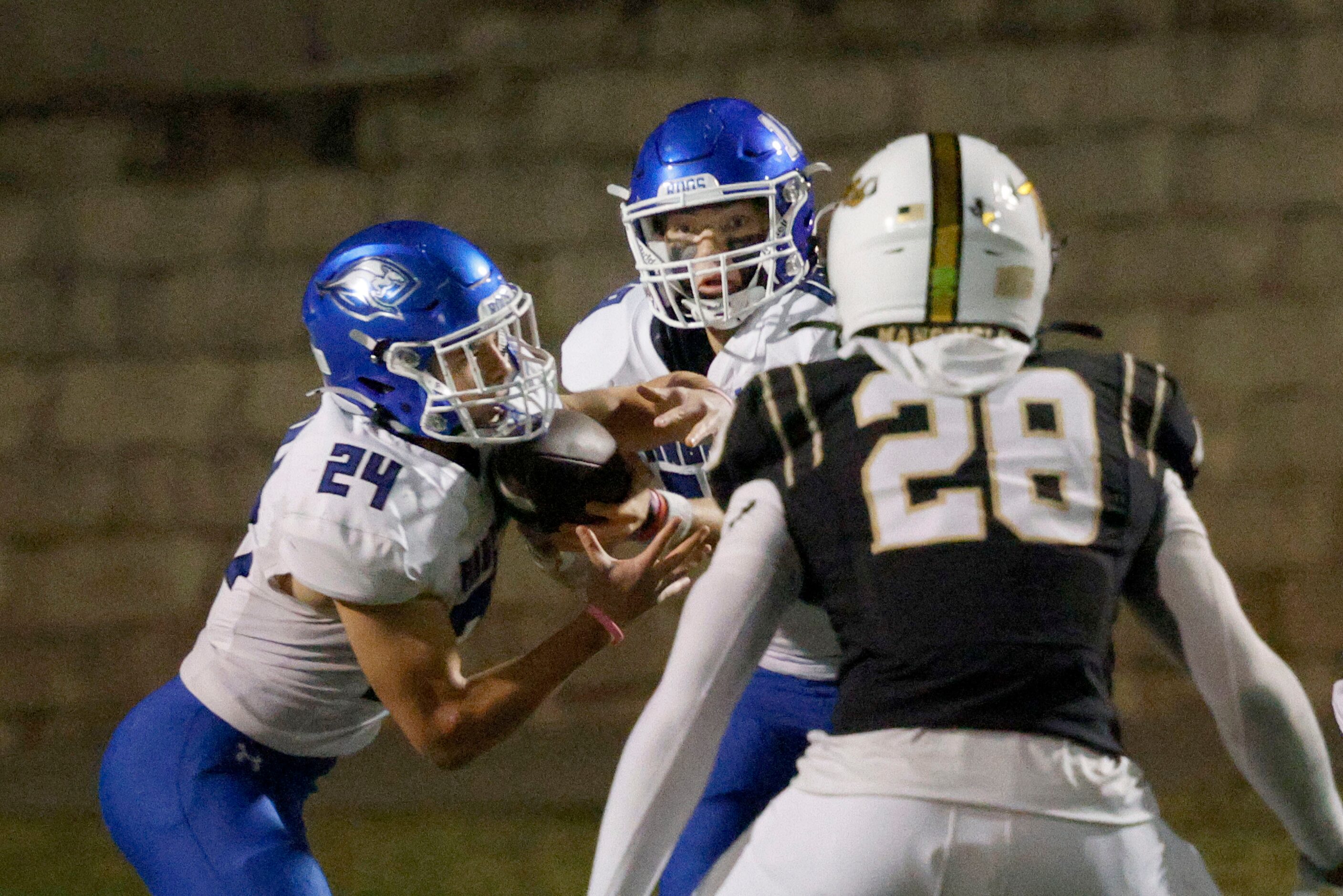 Weatherford's Brooks Kerbow (18) hands off to Weatherford's Xavier Craven (24) as...