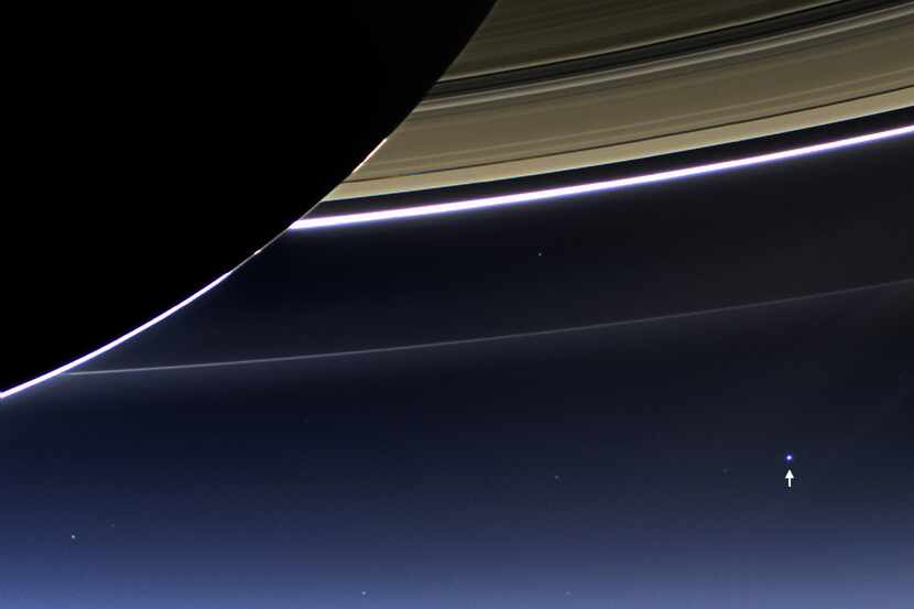 Fotografía de la Tierra tomada por la sonda espacial Cassini desde los anillos de Saturno....