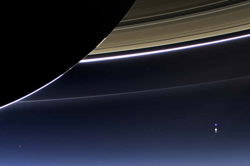 Fotografía de la Tierra tomada por la sonda espacial Cassini desde los anillos de Saturno....