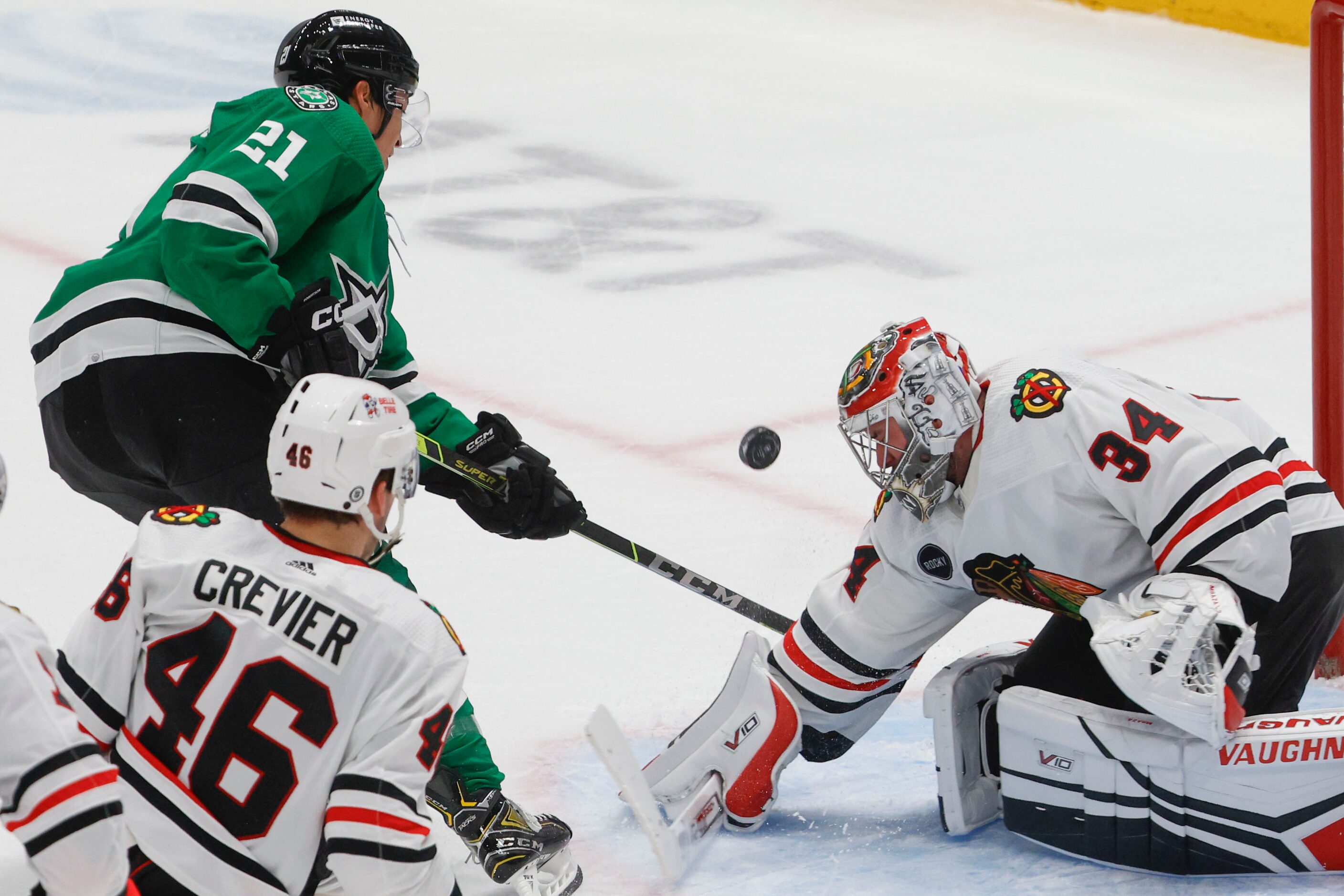 Chicago Blackhawks goaltender Petr Mrazek (34) blocks the shot of Dallas Stars left wing...