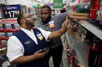 Además de nuevas oportunidades de educación, Walmart anunció que los empleados de tiempo...