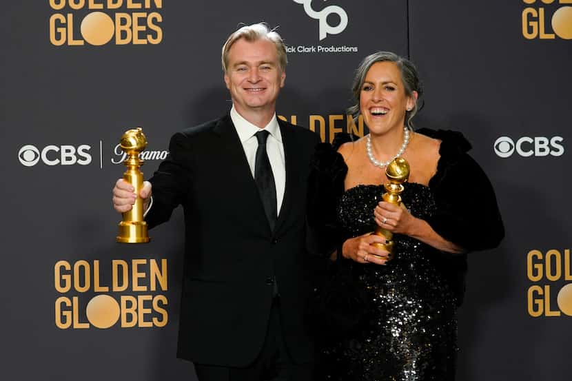 Christopher Nolan, izquierda, y Emma Thomas posan en la sala de prensa con el premio a mejor...
