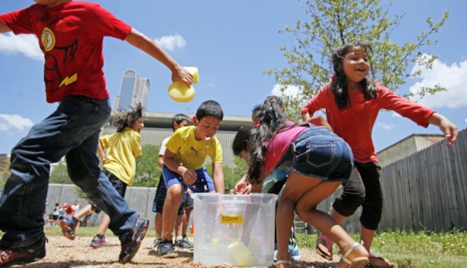 
				Un grupo del club de niños de verano compiten en una carrera con esponjas durante unos...