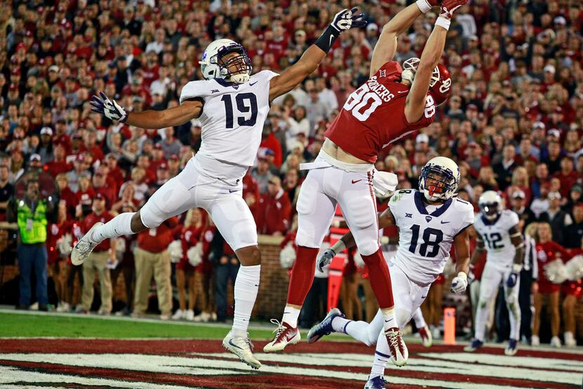 NORMAN, OK - NOVEMBER 11: Tight end Grant Calcaterra #80 of the Oklahoma Sooners catches a...