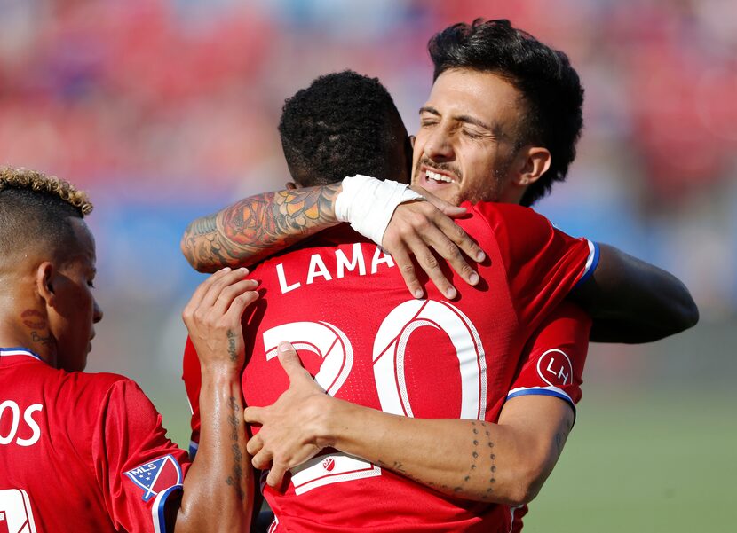 Roland Lamah se abraza con Maxi Urruti del FC Dallas. Una imagen de julio de 2017. Foto DMN