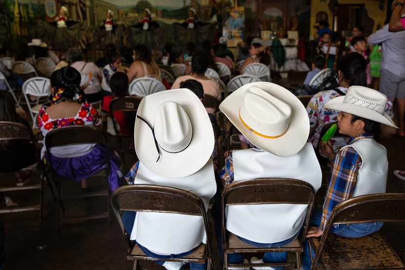 Familias latinas llegaron a Casa Guanajuato para el festival de Día de las Madres este...