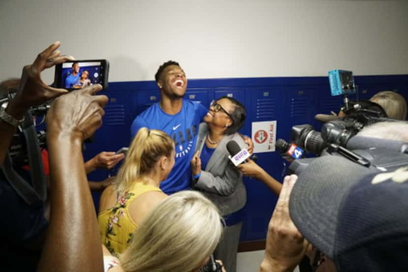 Dennis Smith Jr., jugador de los Mavs, y Cynthia Marshall, presidenta del equipo, anunciaron...