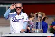 Riding with the Commissioner’s Trophy, Texas Rangers manager Bruce Bochy and his wife Kim...