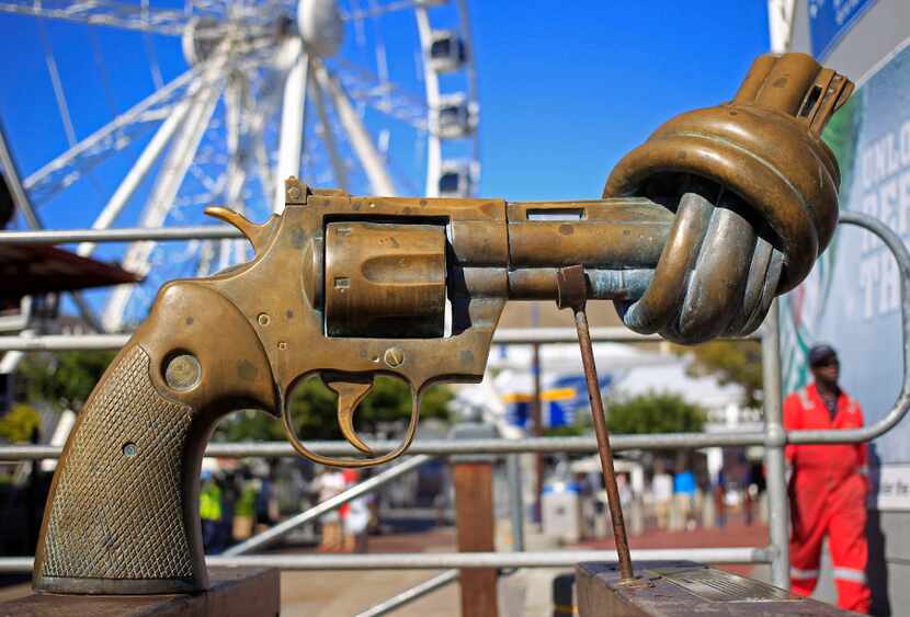 The sculpture "knotted gun" by Carl Fredrik Reutersward