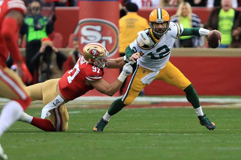 El defensivo de los 49ers de San Francisco, Nick Bosa, captura al mariscal de los Packers de...