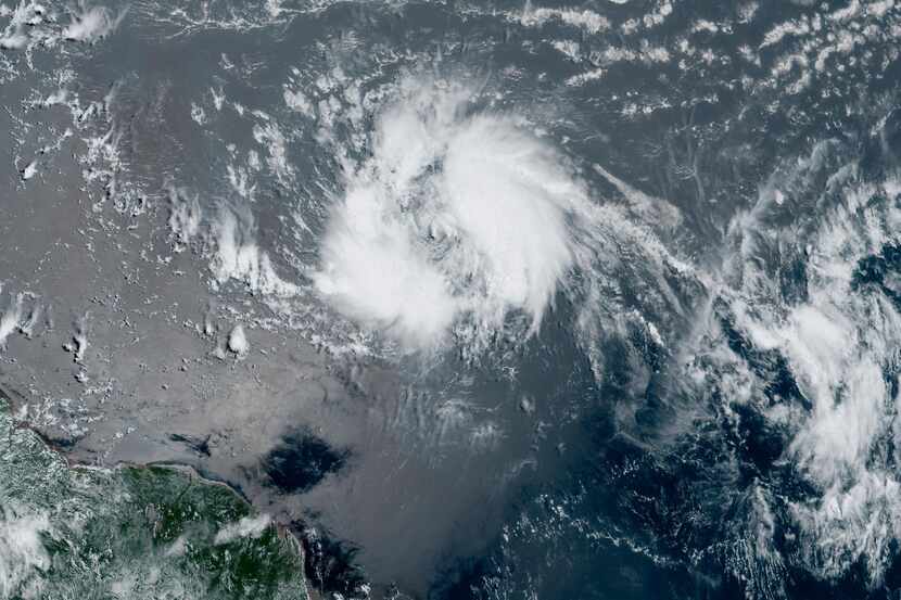 Foto satelital de la tormenta tropical Bret en el Caribe. Foto de GeoColor tomada el 20 de...