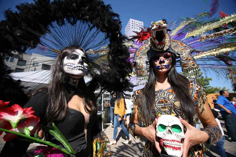 Miembros de la agrupación  Bailarines Aztecas  celebran la tradición del Día de Muertos en...