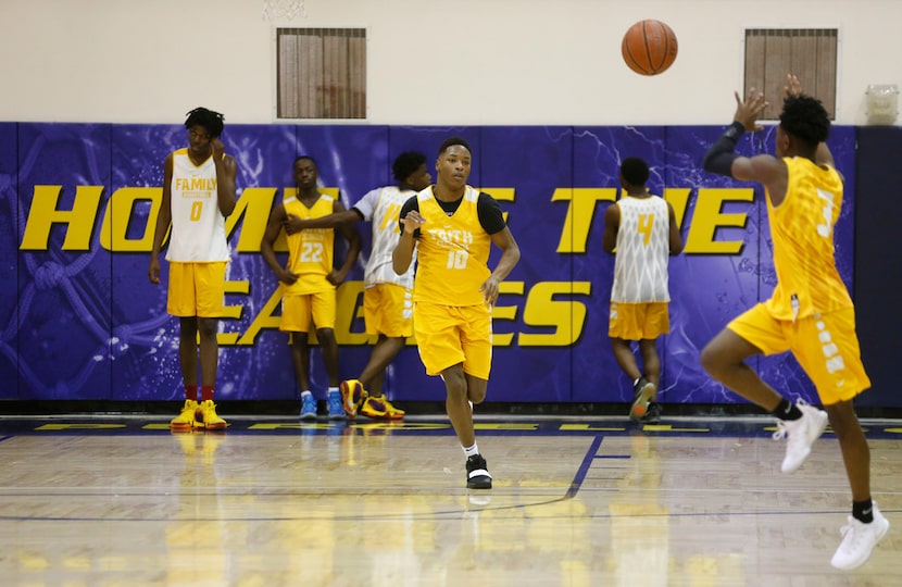 Faith Family Academy's Trae Clayton (10) passes to Rakeim Gary (3) during practice at Oak...