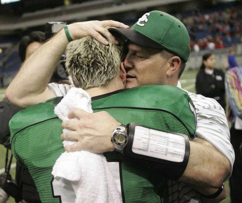FILE — Southlake Carroll head coach Todd Dodge steals a moment with his son QB Riley Dodge...