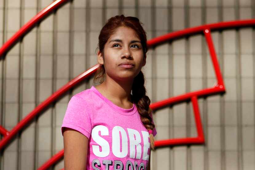 Elizabeth Díaz, de 20 años, recibió una beca que cubre sus costos de estudio en El Centro....