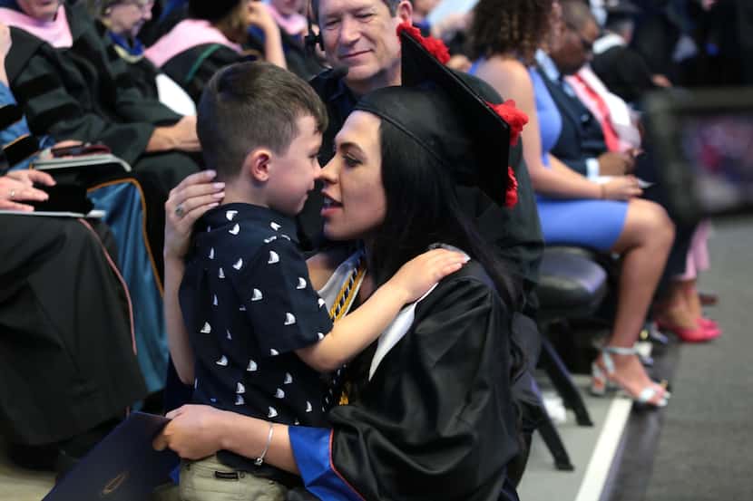 Mickaela Alves-Rosario, junto a su hijo Cristiano, luego de su graduación en UTA. MARIA...