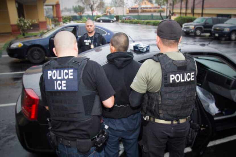 En 2019, ICE arrestó a 16,900 personas en su división de Dallas, que cubre 128 condados del...