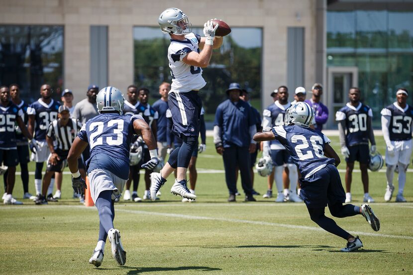 Dallas Cowboys tight end Dalton Schultz (86) catches a touchdown  pass between defensive...