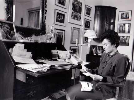 Rita Clements read her mail at her desk in her Highland Park home in 1987.