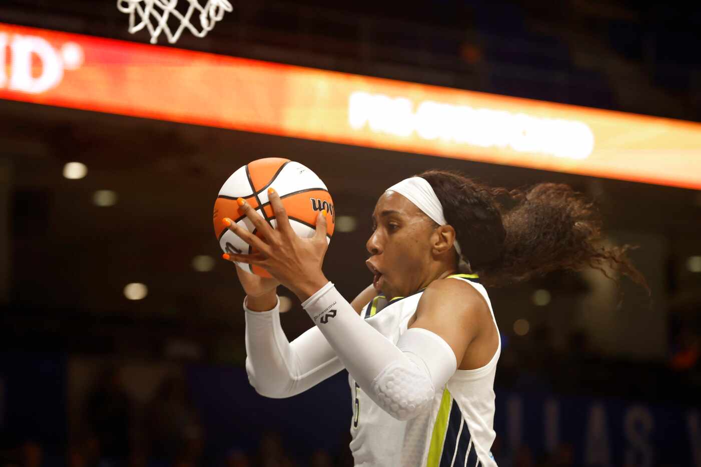Dallas Wings forward Kayla Thornton (6) goes to the basket against the New York Liberty...