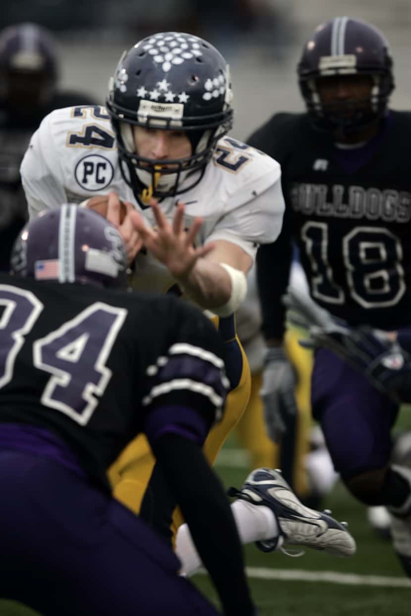 ORG XMIT: *S1924E807* 12/15/07 - Highland Park's Michael Thatcher (24) rushes Everman's Lee...