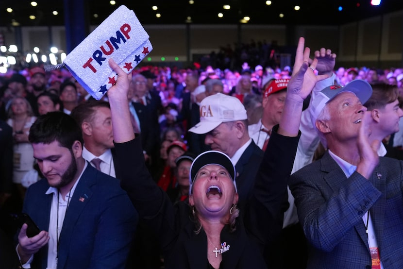 Seguidores de Trump celebran su victoria en una fiesta electoral para esperar resultados, en...