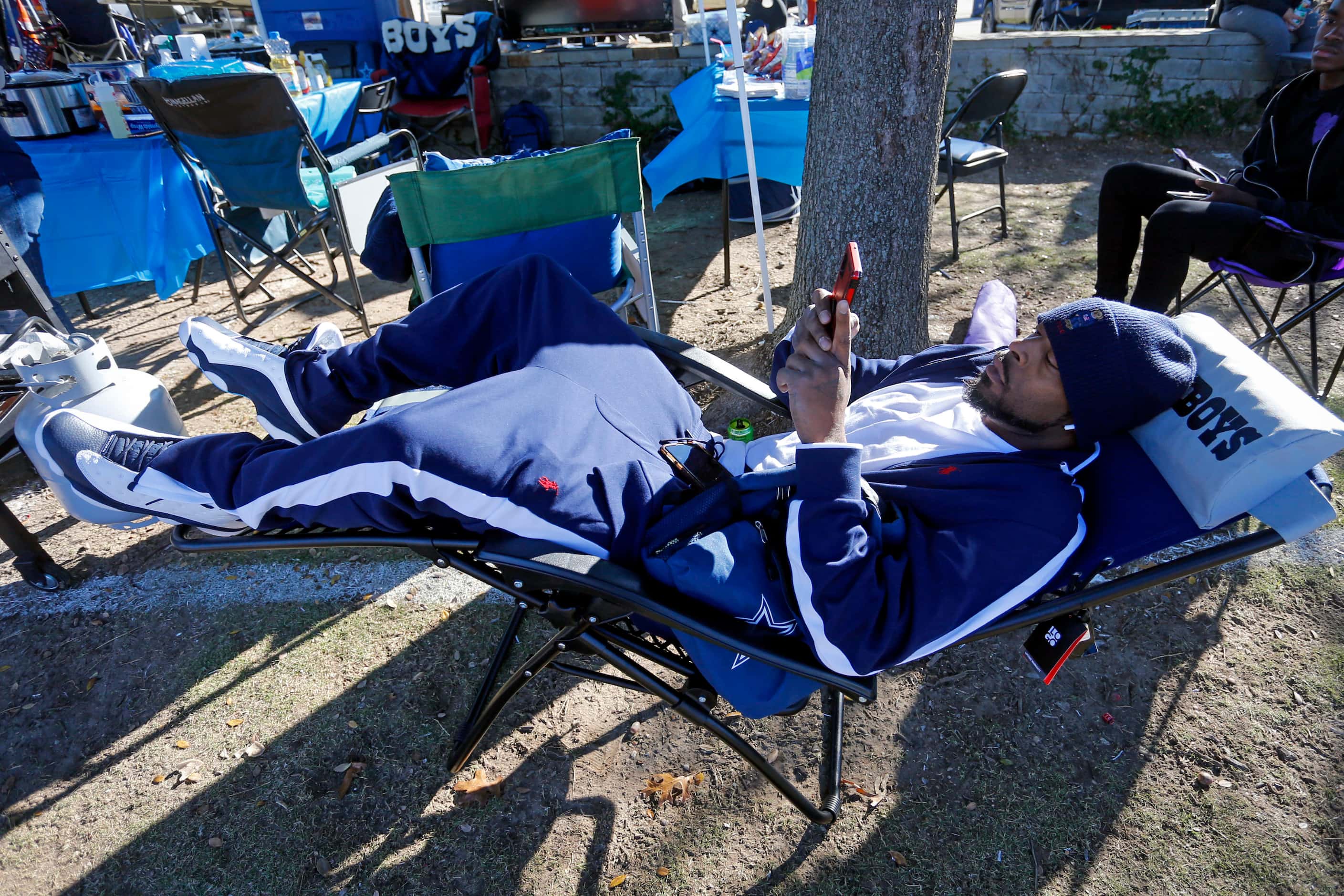 Trendell Kelley, of Dallas, lounges in a hammock on the AT&T Stadium paring lot before the...