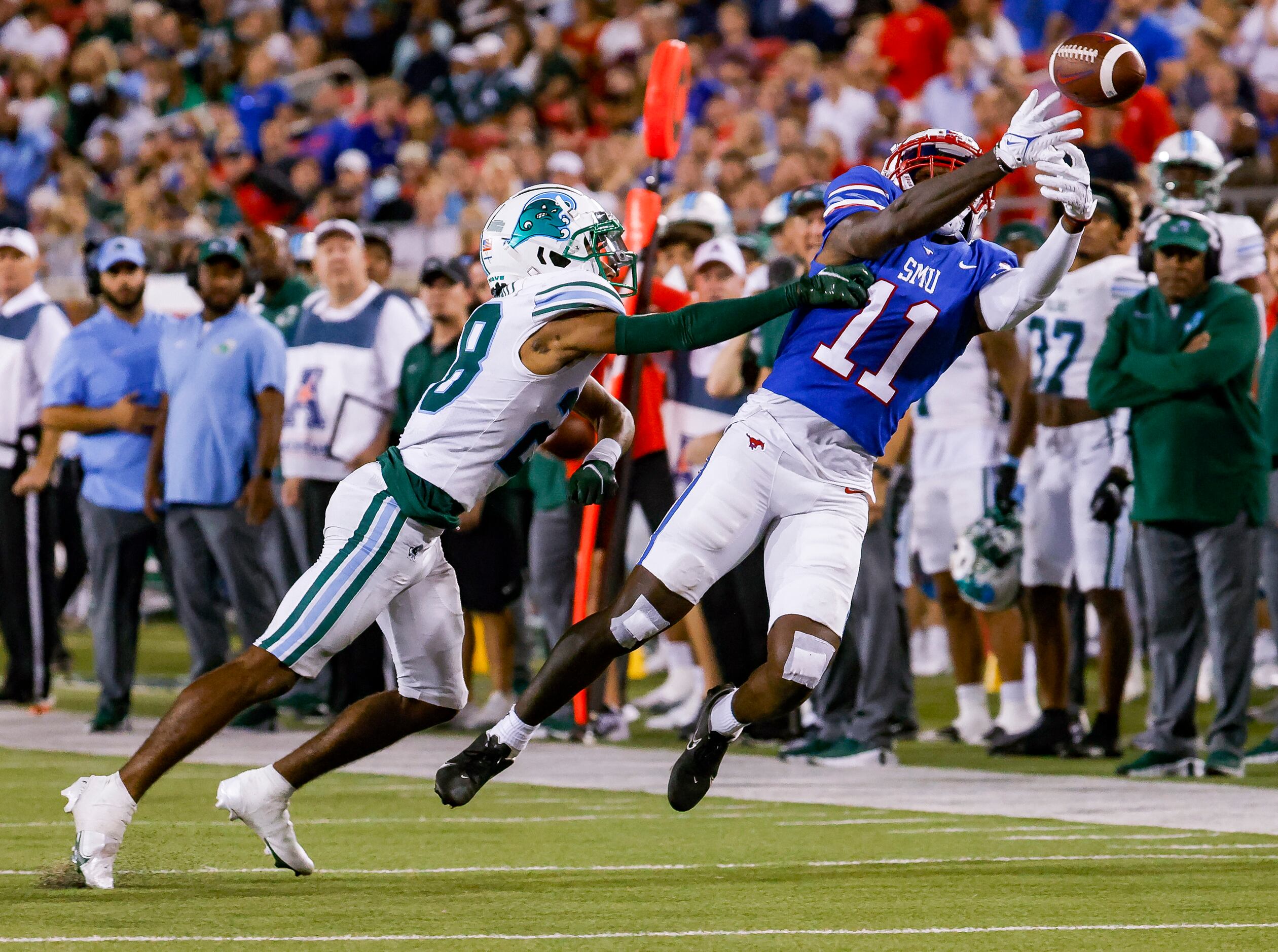 Southern Methodist Mustangs wide receiver Rashee Rice (11) fails to catch the ball as Tulane...