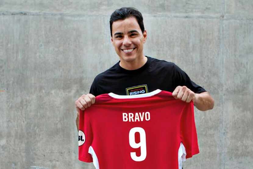 El máximo goleador en la historia de Chivas, Omar Bravo, seguirá su carrera deportiva en...