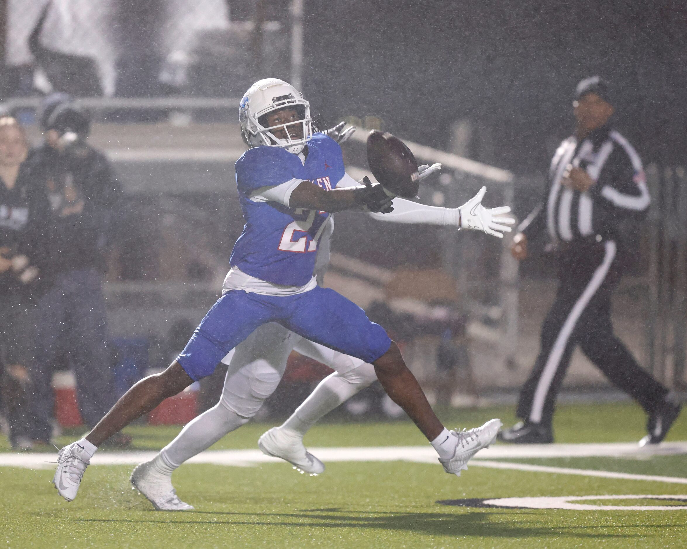 Allen defensive back Henson Ameachi (27) attempts to intercept a pass intended for Arlington...