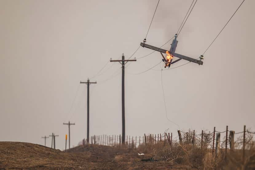 Un poste telefónico arde por el incendio de Smokehouse Creek, el miércoles 28 de febrero de...