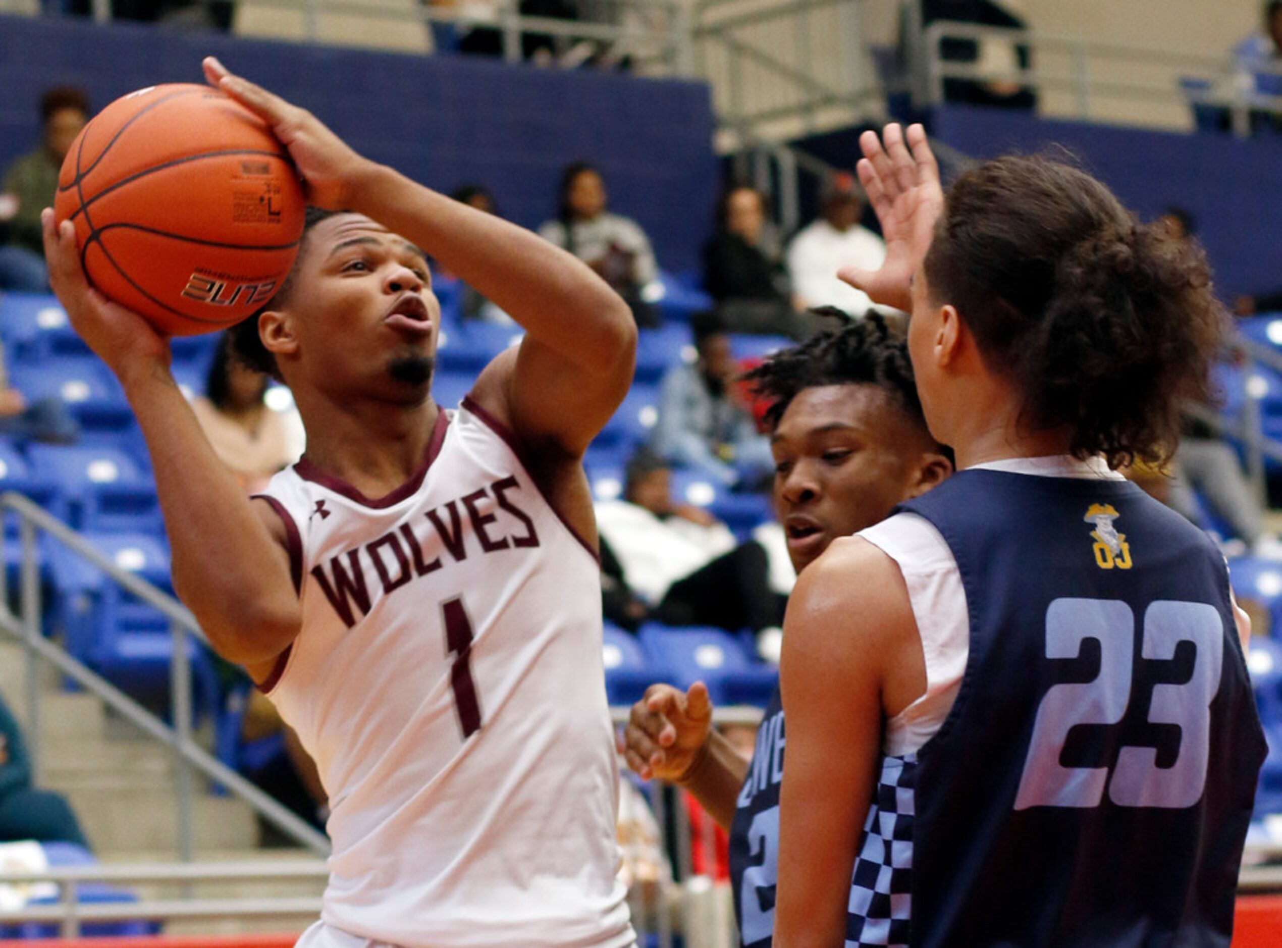 Mansfield Timberview senior Stacy Sneed (1) shoots against the defense of Putnam City, Okla....